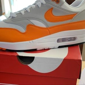 Meet your Posher, Sang